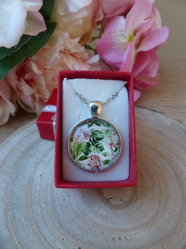 Collier Fleuri Rose Et Vert - Bijoux Des Lys, Longueur 50 Cm, Résine Et Alliage Argenté, Neuf Avec étiquettes
