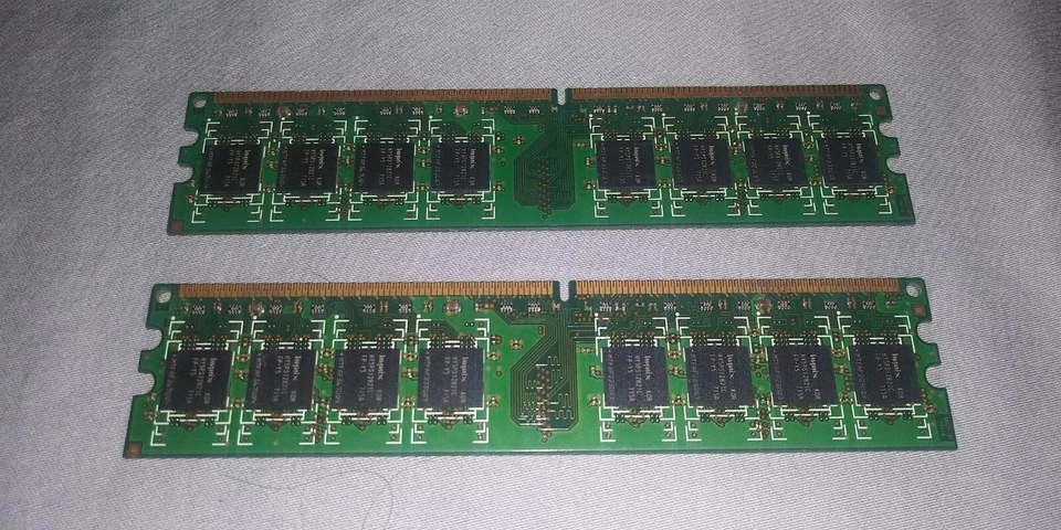 Hynix 2 GB SO-DIMM 1066 MHz DDR3 Memory (HMT125S6AFR8C-G7) - Image 2 of 2