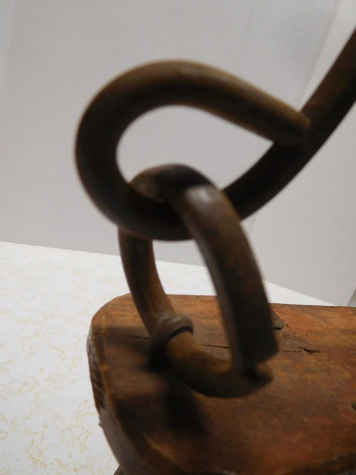 ¡FUEGO! Polesero de madera antiguo primitivo con herrajes de metal pesado y compensación media Foto 4 de 4