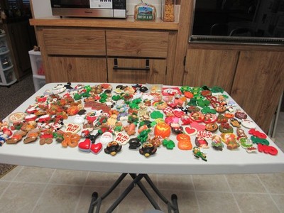 MIXED LOT OF 129  VINTAGE PINS  HALLMARK  RUSS  ENESCO GIBSON VARIOUS HOLIDAYS