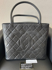 Borsa CHANEL Medallion Tote in pelle di agnello trapuntata CC Mark nera con c...