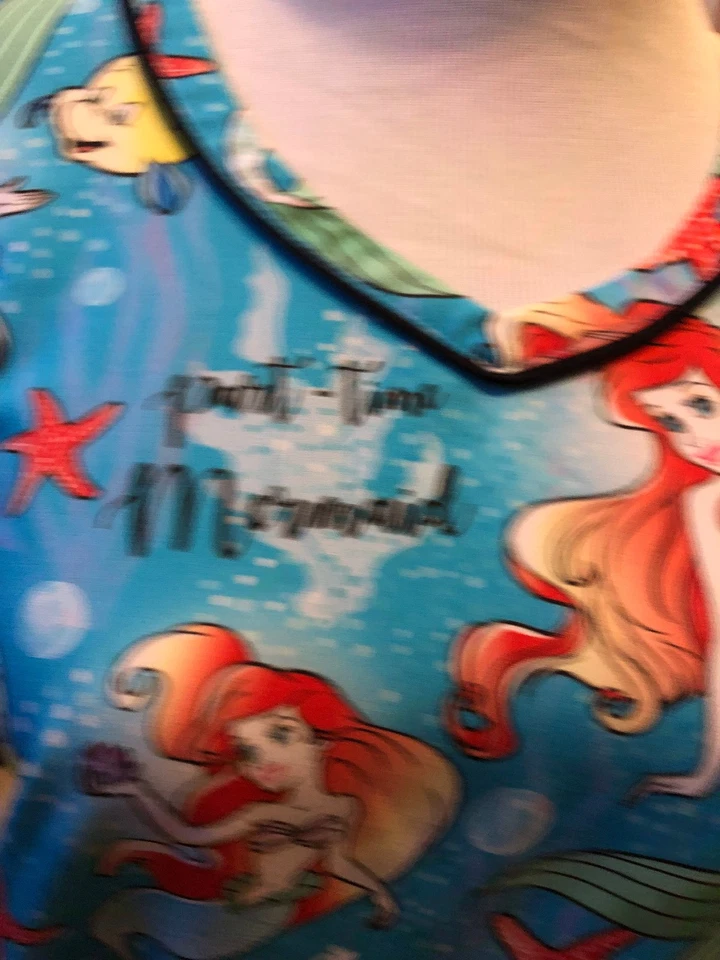 Scrubs Scrub Top Dibujos animados La Sirenita Ariel Sirena a tiempo parcial Sea Talla pequeña S Foto 3 de 4