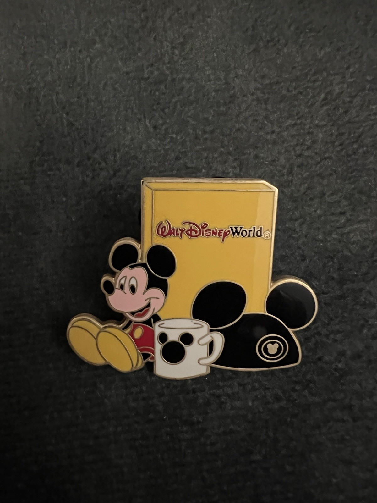 WDW 2004 Souvenirs Collector Series Pin – Mickey with Mug & Ear Hat