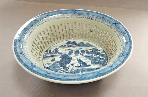 C19TH ANTIQUE CHINESE CANTON BLUE & WHITE RETICULATED PORCELAIN CHESTNUT BASKET