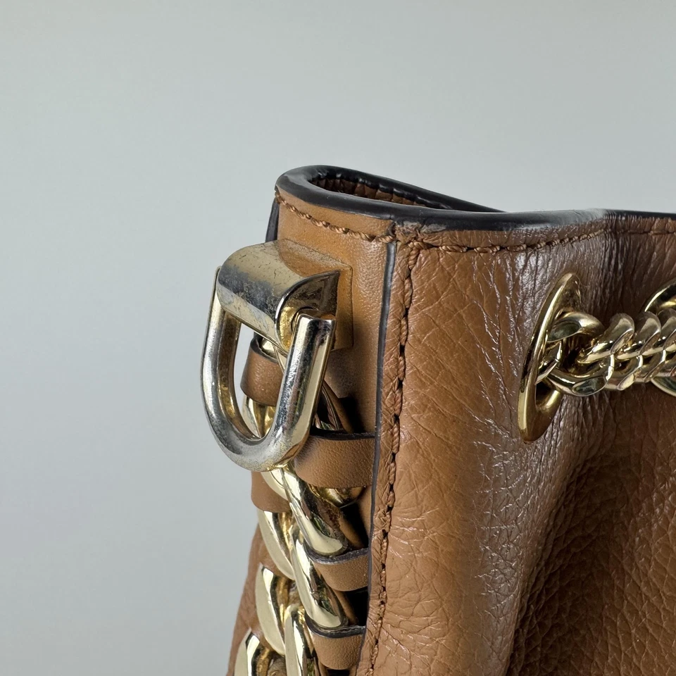 Bolso tipo cubo Michael Kors Alamis para mujer mediano de cuero marrón con correa de cadena Foto 4 de 4