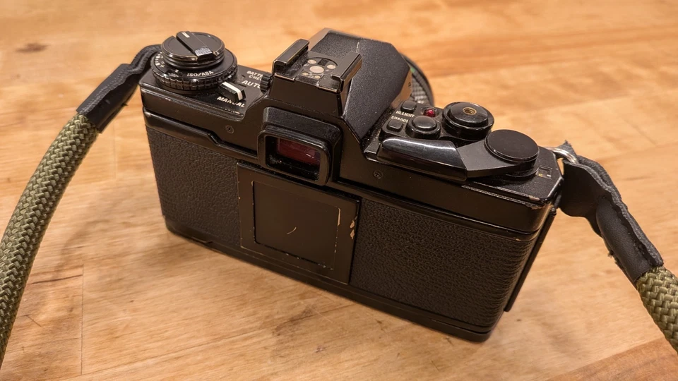 Пленочная камера Olympus OM-4 Ti Black 35 мм SLR из Японии и объектив Zuiko 50 мм f/1.8 - Изображение 3 из 4