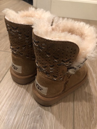 UGG Kids T Bailey Button Tehuano Pull 