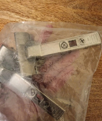 2 X Ikea Utrusta Hinges 45 Degrees and Mounting Plates New Corner