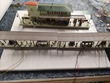 Bahnhof Schönblick HO mit Bahnsteig, Figuren und Beleuchtung gebraucht
