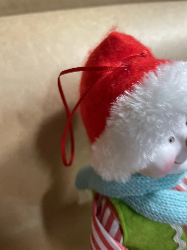 Adorno de Navidad - Muñeco de nieve sentado cabeza de cerámica manos sosteniendo piruleta  Foto 3 de 4