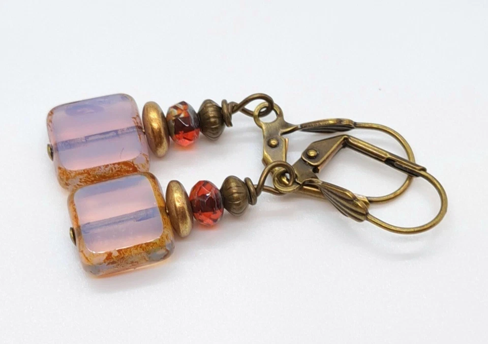 Pendientes colgantes bohemios checos de vidrio Picasso, ópalo lavanda lechoso, 1,25" Foto 3 de 4