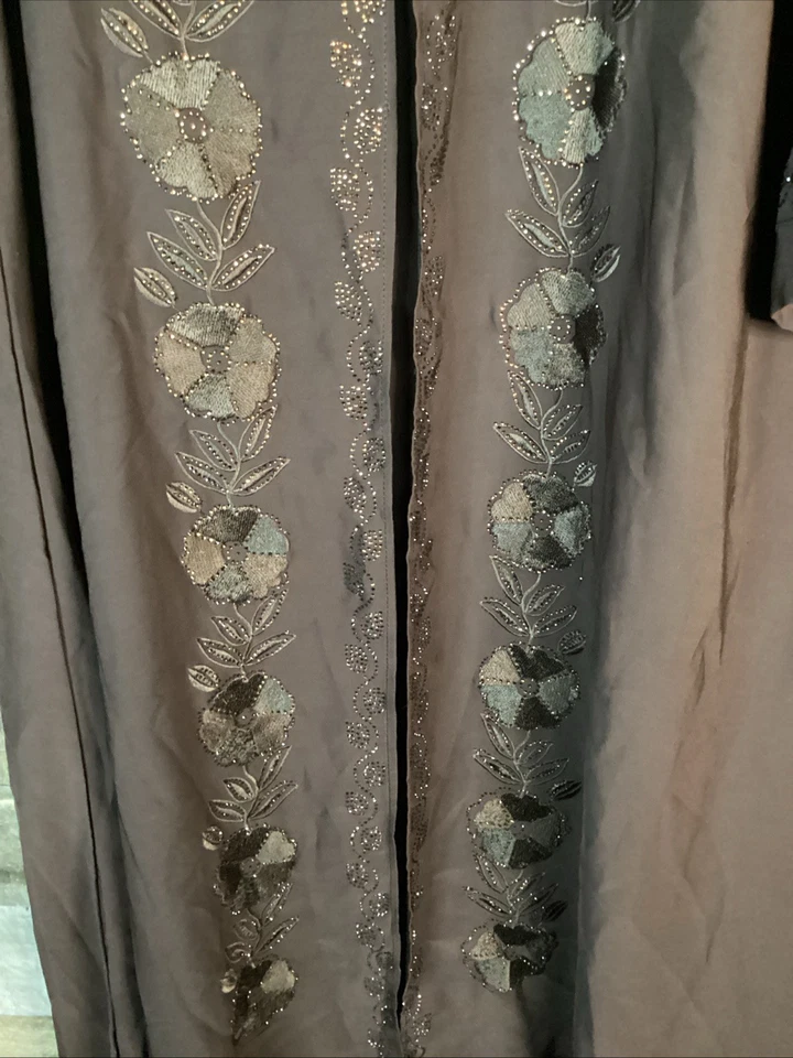 Mujer Abaya Marrón Con Bordado Floral Cuentas Hecho en India Foto 4 de 4
