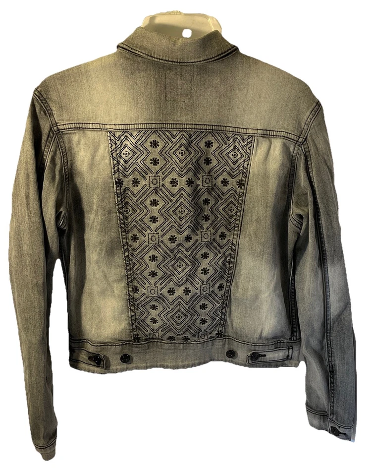 Chaqueta vaquera corta gris Lularoe con bordado negro talla mediana Foto 2 de 4