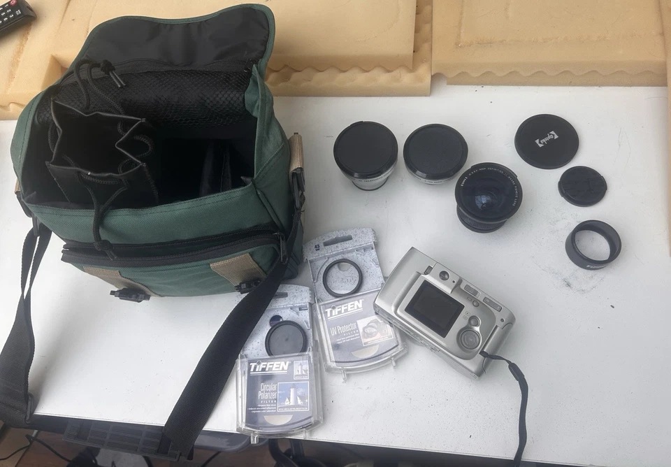 Retro/Vintage HP Photosmart 715 Digital Camera Bundle w/ Lenses Filters Bag - Image 4 of 4