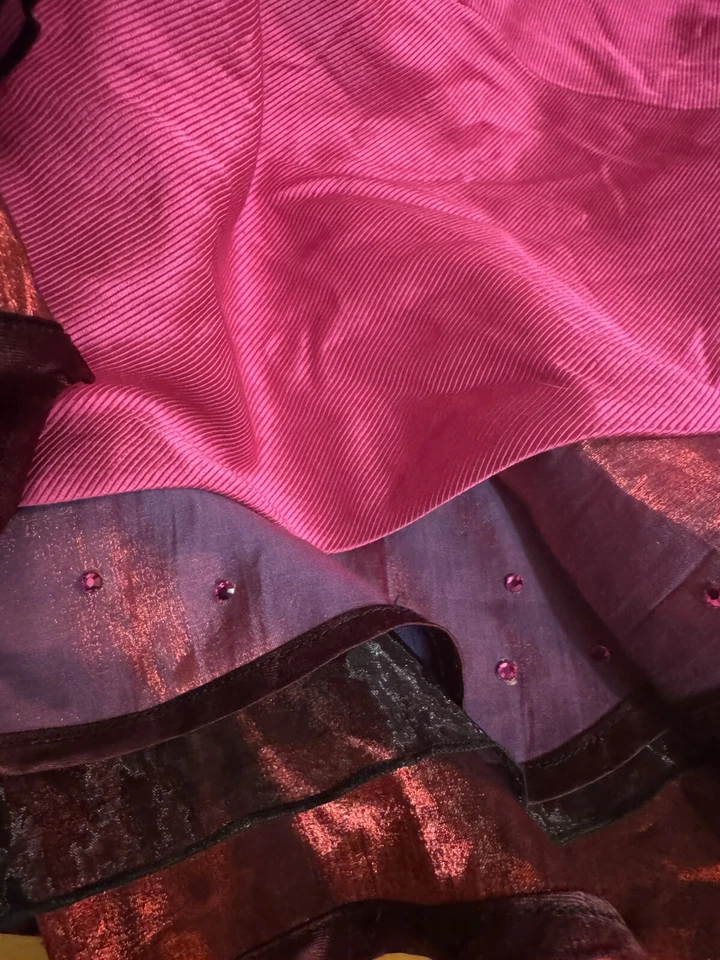 Disfraz rosa loco abrigo teatro volantes pedrería seda tafetán Foto 3 de 4