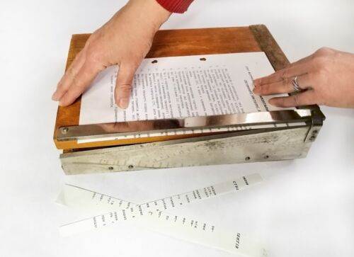 Vintage Paper Cutter Guillotine for Photos Working Sharp Wooden Board - Afbeelding 1 van 12