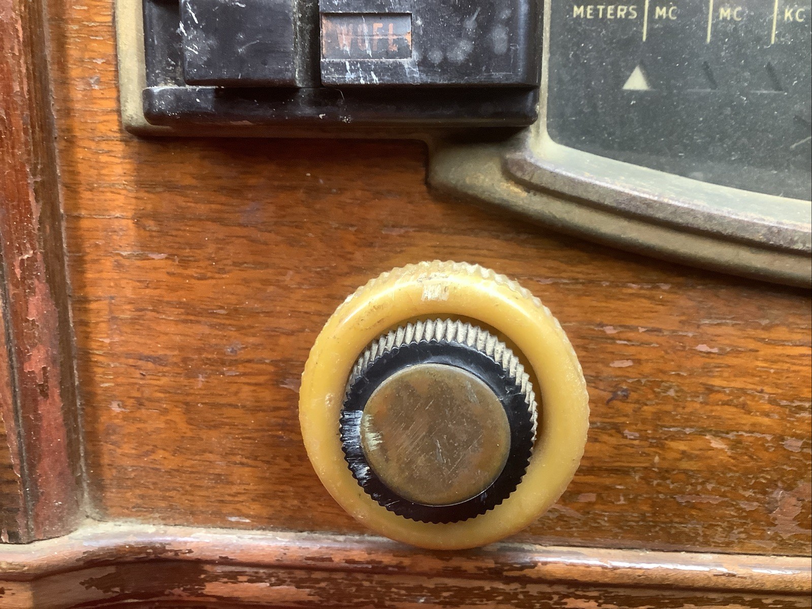 1942 ZENITH RADIO WOOD Model 7S633R Black Dial SW BC Multi Bands Automatic Solid