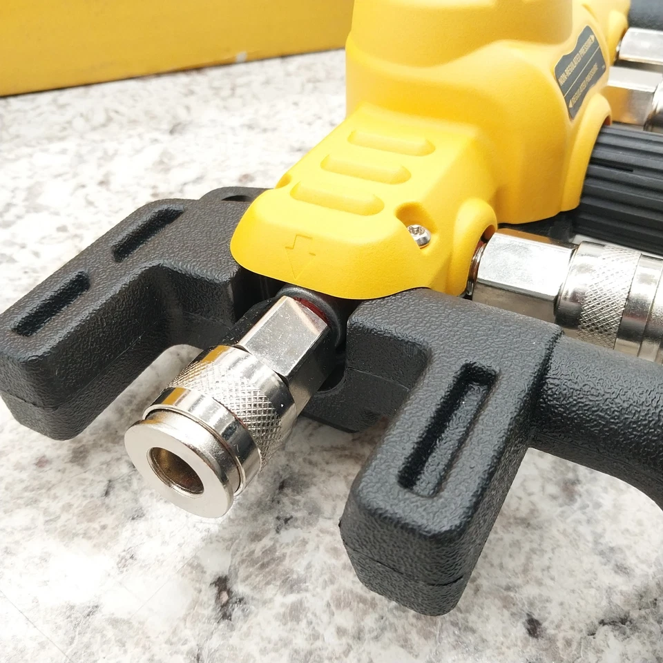 Divisor de línea de aire DEWALT Quadraport con regulador y acopladores sin usar. Foto 3 de 4