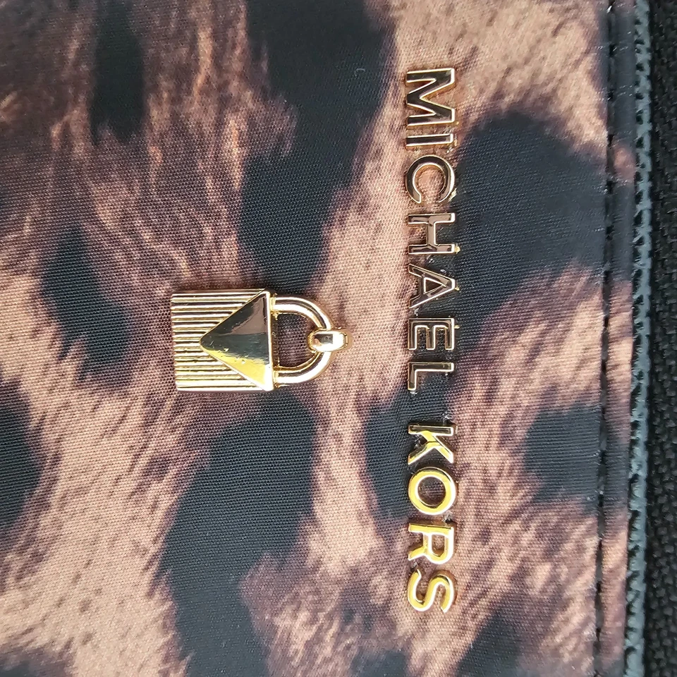 Riñonera bandolera Michael Kors Signature con estampado de leopardo herrajes dorados Foto 2 de 4