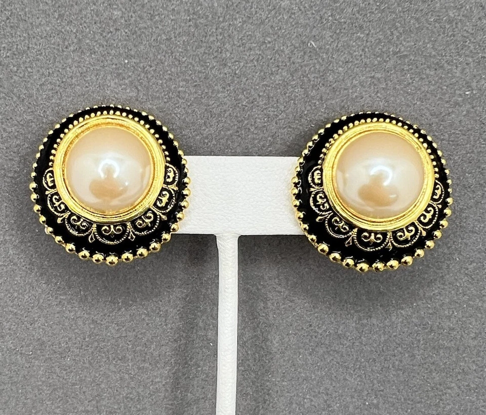 Joan Rivers Pendientes Botón Clip Chapado en Oro Esmalte Negro Perla Imitación 1" Foto 4 de 4