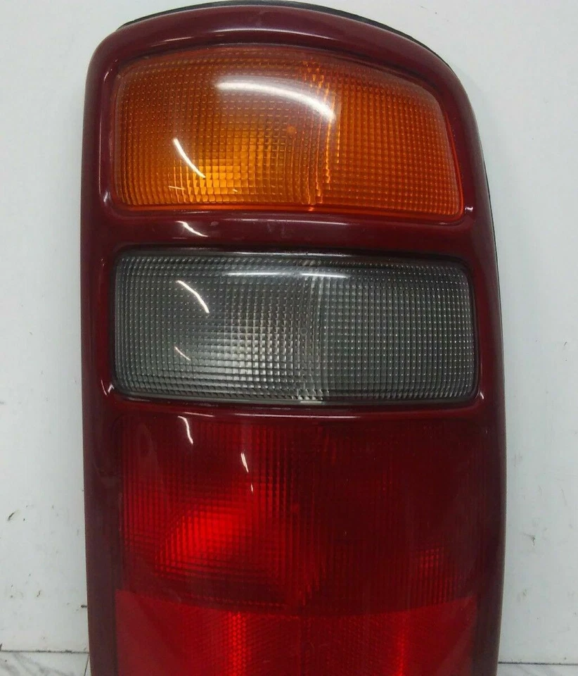 Chevy Suburban GMC Yukon 2000-2003 pasajero derecho luz trasera luz trasera Foto 3 de 4