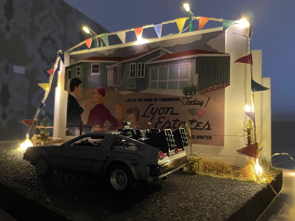 Diorama Ritorno Al Futuro Scala 1:32 Auto Inclusa - Immagine 3 di 4