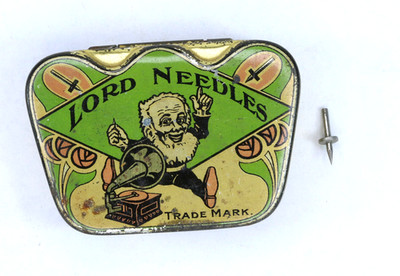 NADELDOSE ''Lord Needles '' 7 x 5 cm 120 Nadeln, Needle-tin, Grammophon 78rpm D378