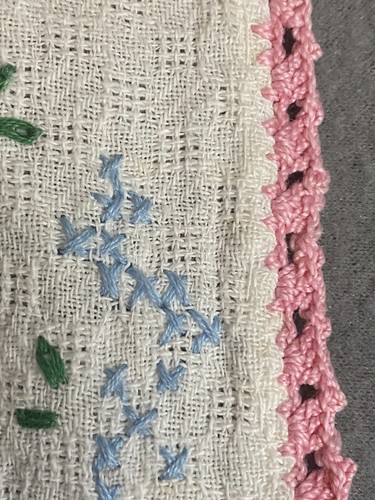 Vintage Dresser Scarf Linen/Doily Embroidery Crochet Textured Pink Trim - Picture 8 of 8