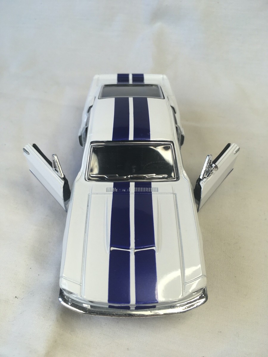 KiNSMART 1967 Ford Shelby Mustang GT500 White 1:38 Scale