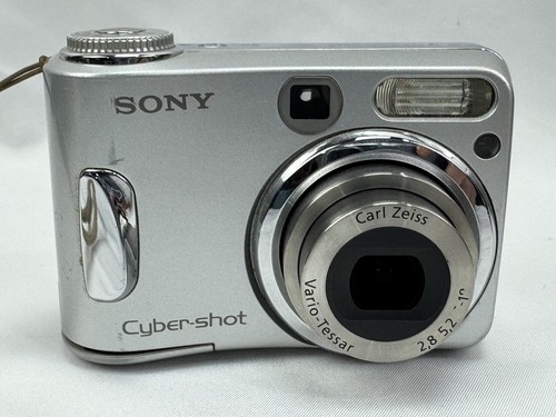 Sony Cyber Shot DSC S90 4.1MP Camera Silver - Broken Door Clip - Tested - Afbeelding 3 van 16