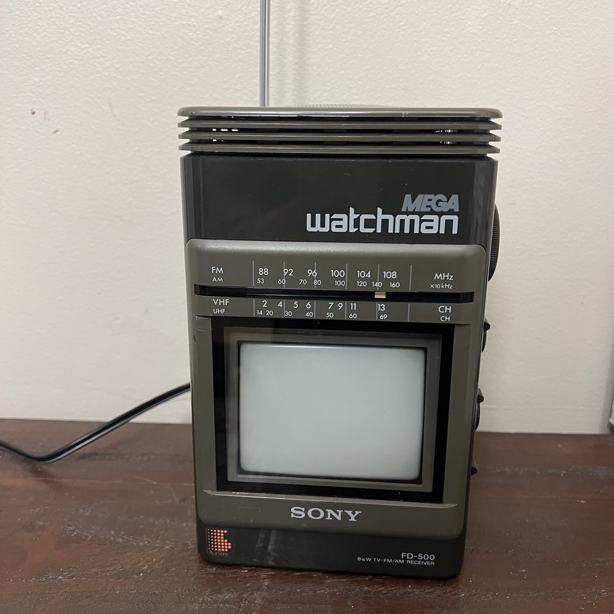 Sony Mega Watchman FD-500 Portable TV Retro 80s B&W TV FM AM Radio