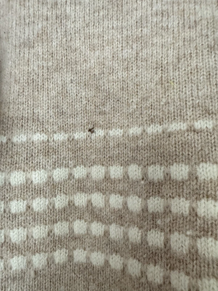 Suéter Cuello Alto Colección Nygard 100% Lana Tostado Caqui Talla Mediana Estampado de Puntos Foto 3 de 4