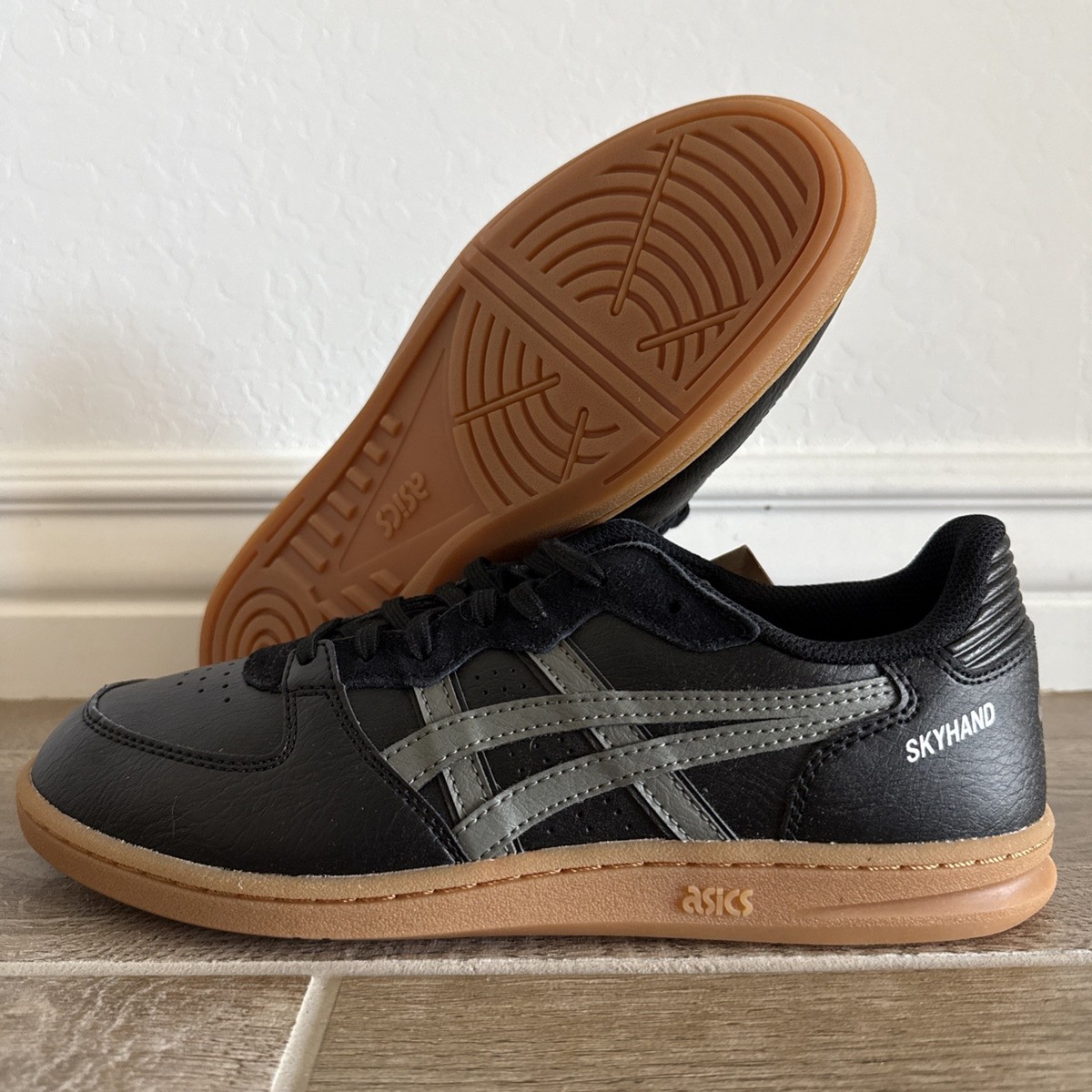 国内配送 asics SKYHAND OG BLACK/TRUFFLE GREY ASICS SKYHAND OG 1203A451 001 Black Truffle Grey Unisex