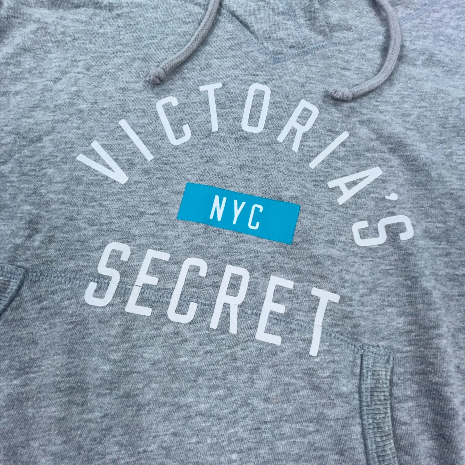 UNDERCOVER Felpa con cappuccio Victoria Secret donna piccola grigia bianca maglione Spell Out Wing*