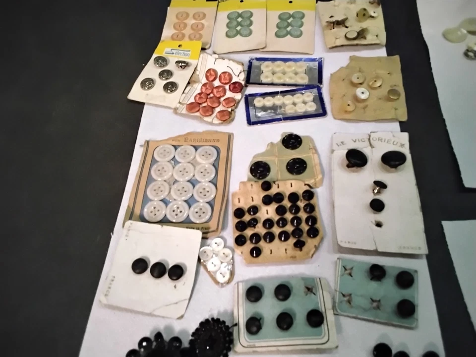 Gros Lot De Boutons Anciens Vintage Mercerie  Couture - Photo 4/4