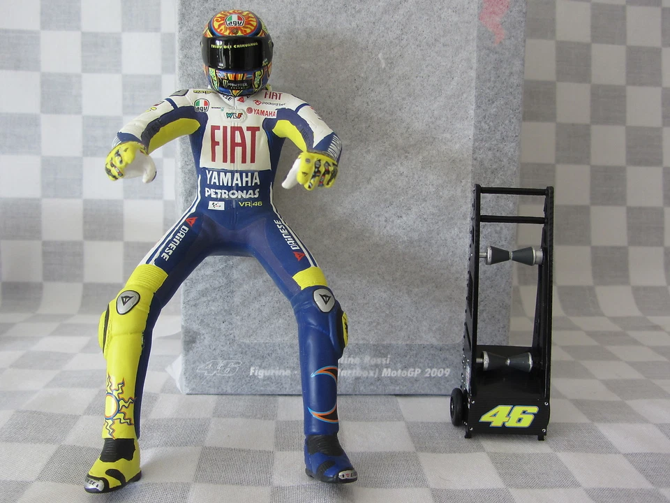 1/12 MINICHAMPS 312 090046 ROSSI FIAT YAMAHA START BOX FIGURE MOTO GP 2009 - Image 4 of 4