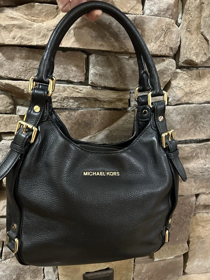 Bolso de hombro Michael Kors Bedford de cuero negro con cinturón Foto 4 de 4