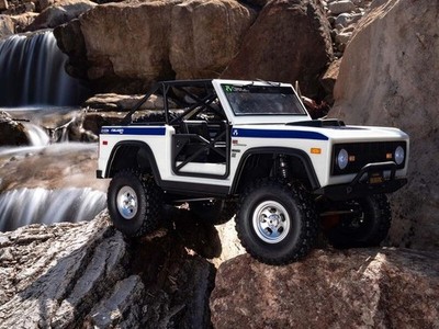 axial scx10 iii Early Bronco ONLY BODY White color brand new white color