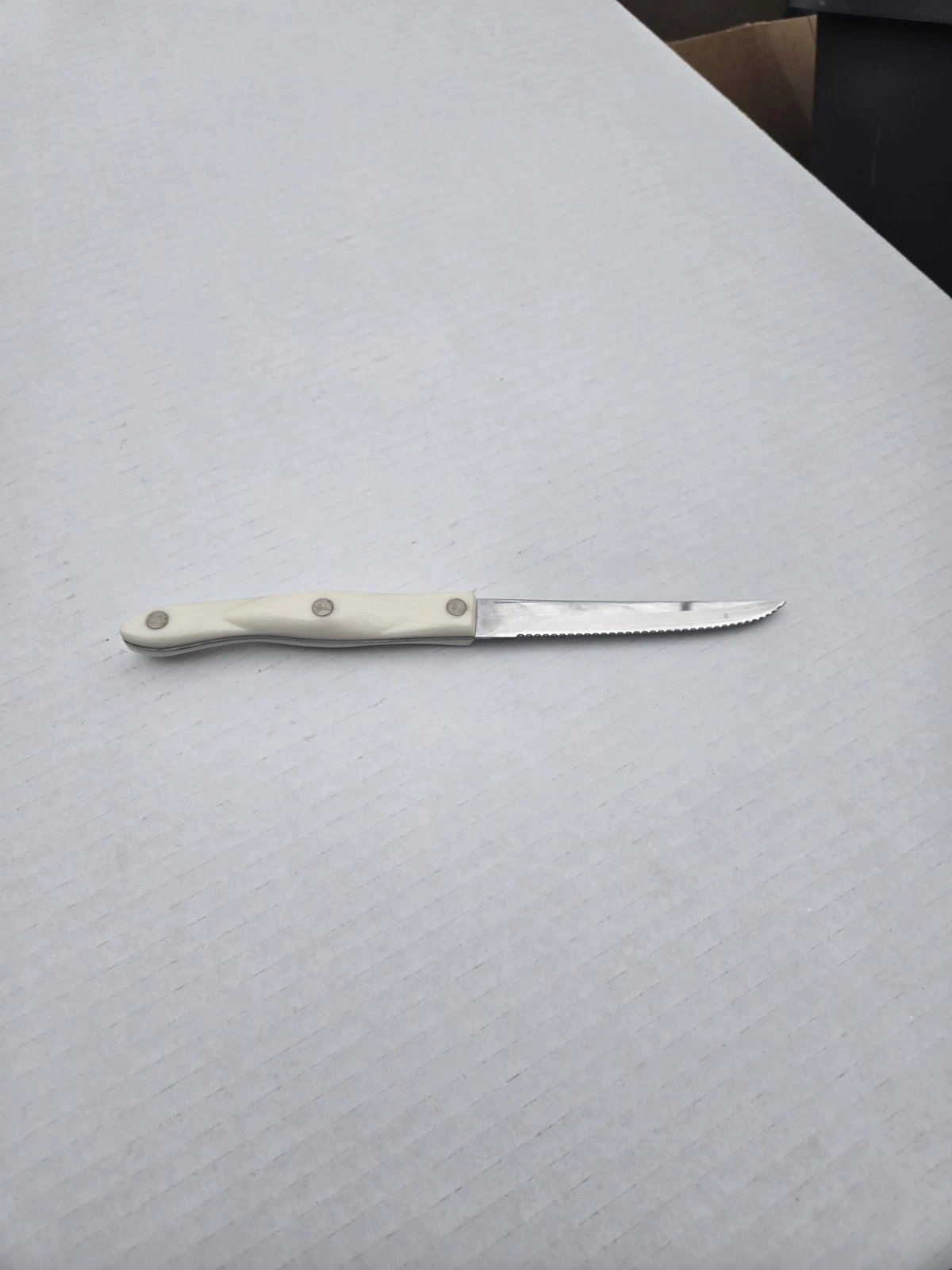 Cutco 1721 Trimmer, a versatile utility knife featuring a 4-3/4" serrated blade