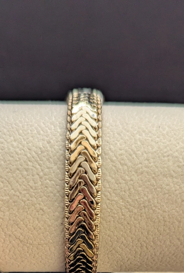 Brazalete Banana Republic pavé tono dorado con acento plateado y estrás Foto 3 de 4