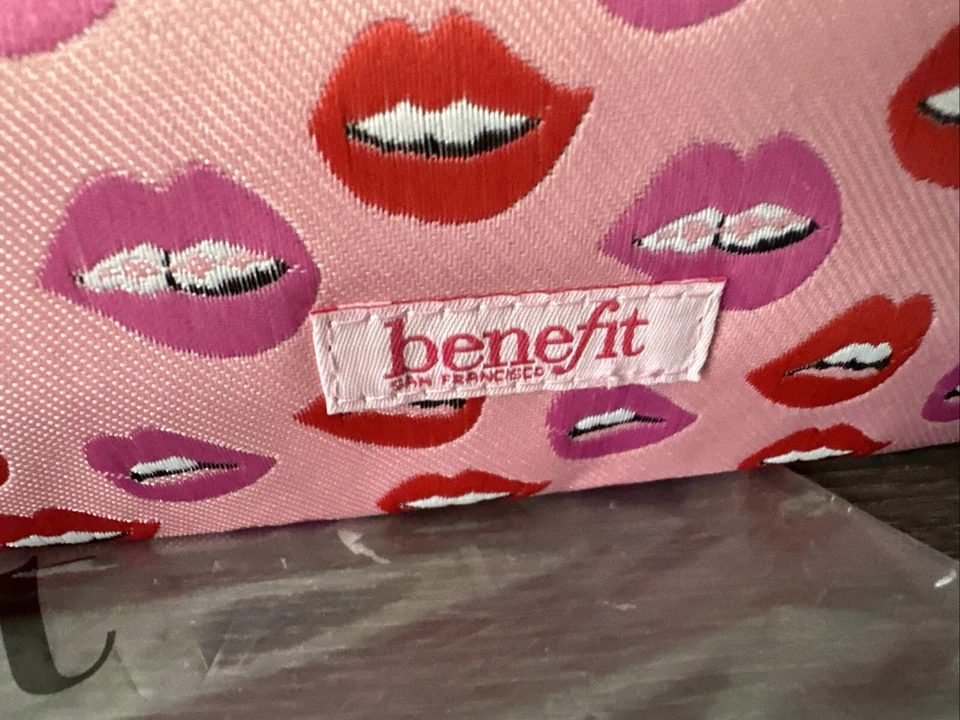 Estuche de Viaje BENEFIT Rosa/Rojo WOW Labio Multi Impresión Logo Cremallera Maquillaje Nuevo Con Etiquetas Foto 3 de 4