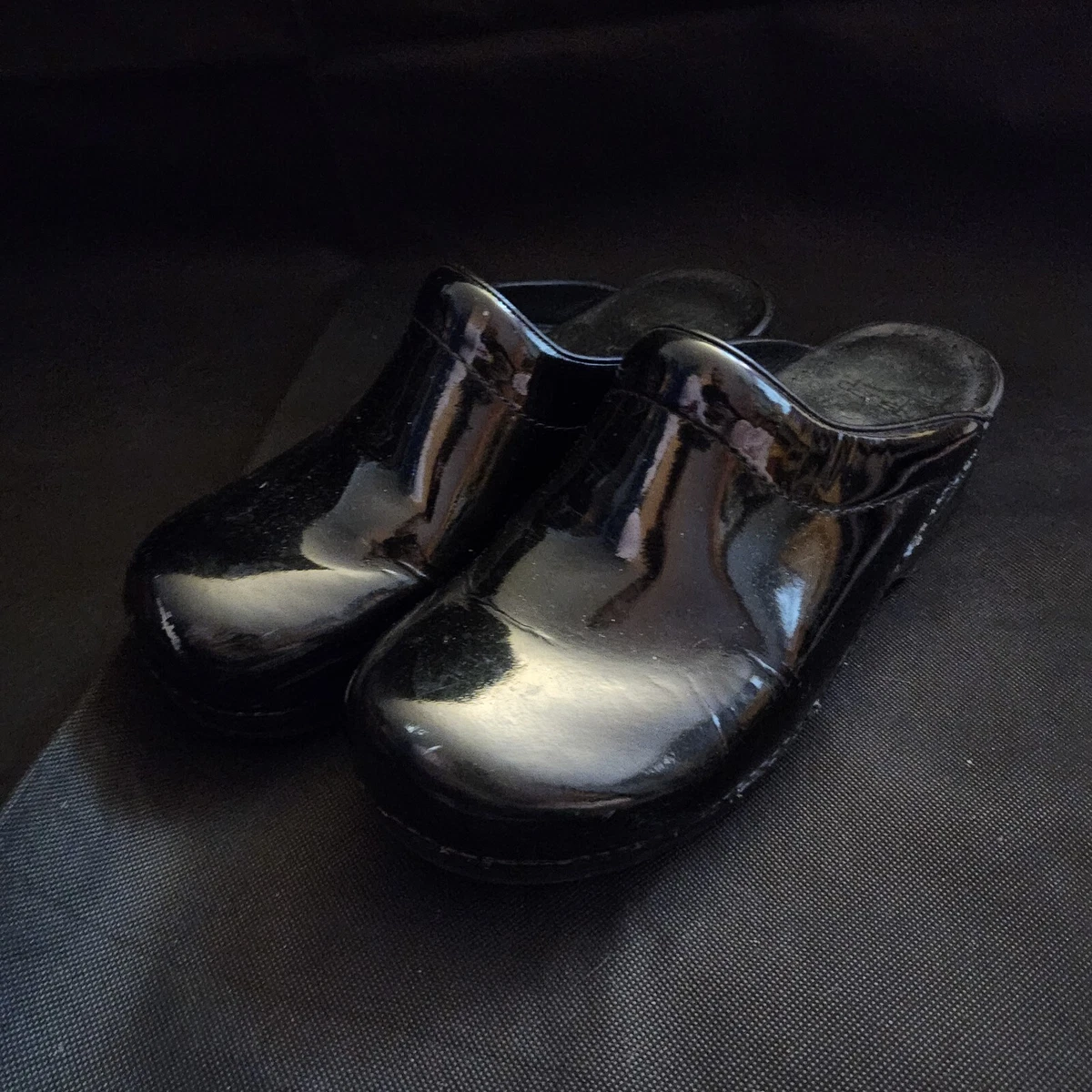 Dansko Shiny Black Patent Leather Size 8.5 Shoes Clogs Women s