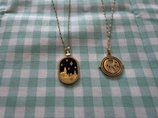 Juego de 2 collar Fossil x Harry Potter Castillo de Hogwarts y Time Turner