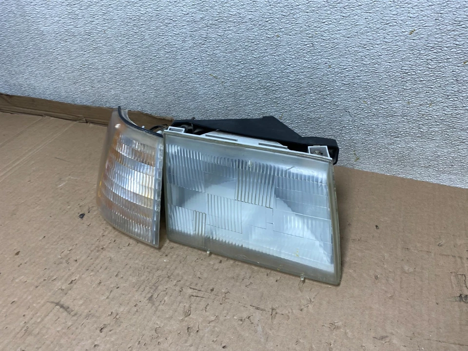 Faro halógeno derecho pasajero Ford Thunderbird 1987 1988 OEM U8616 DG Foto 2 de 4