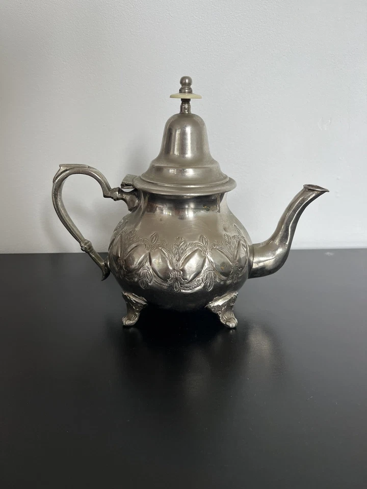 Théière marocaine traditionnelle en métal argenté ciselé – Style Vintage - Photo 1/4