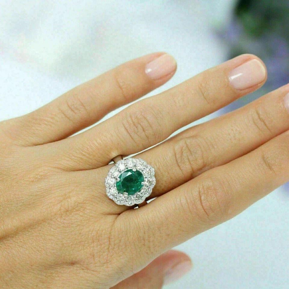 Alianza de oro blanco de 14 quilates con halo de diamantes esmeralda verde corte ovalado de 2,15 quilates Foto 3 de 4
