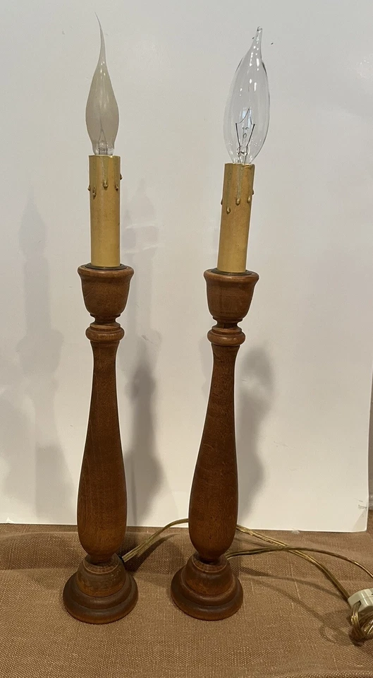 Velas eléctricas grandes torneadas de madera tallada estilo antiguo Foto 3 de 4