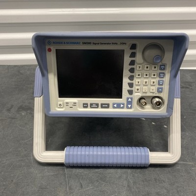 ROHDE & SCHWARZ SM300 SIGNAL GENERATOR 1147.1498.03 power on