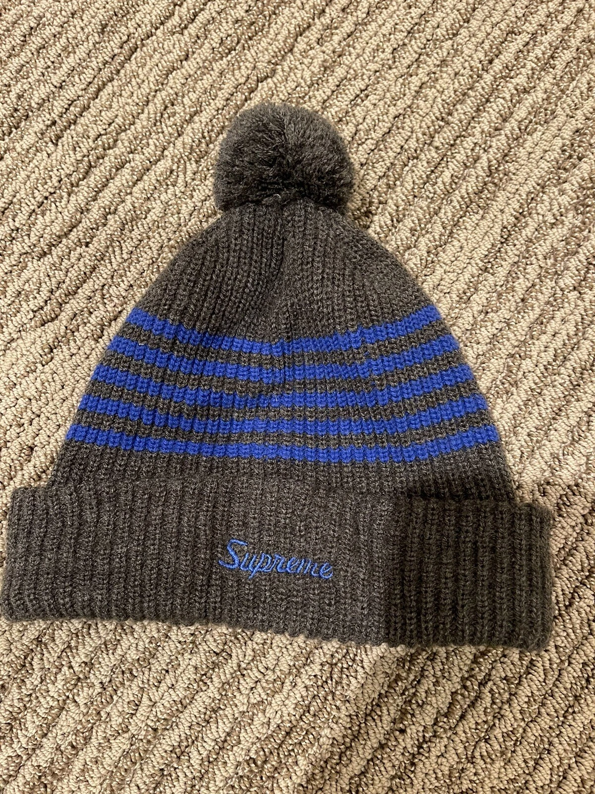 Chapeau noir Supreme Beanie Classic Script Pom Pom Chaux bleu gris
