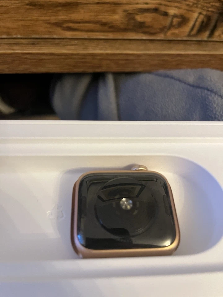 Apple Watch SE 40mm Cellular Oro Alluminio – Uniproprietario – Batteria  80%, foto 2 di 5